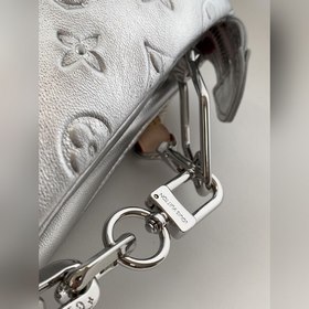 LV Модель M57913 Серебристая сумка Coussin Small с цепочкой через