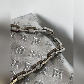 LV Модель M57913 Серебристая сумка Coussin Small с цепочкой через