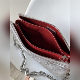 LV Модель M57913 Серебристая сумка Coussin Small с цепочкой через