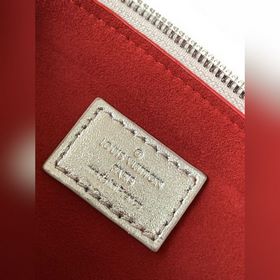 LV Модель M57913 Серебристая сумка Coussin Small с цепочкой через