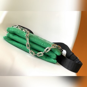 LV Модель M57936 Зеленая сумка Coussin Small с цепочкой через пле
