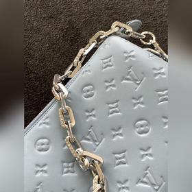 LV Модель M58699 Светло-синяя сумка Coussin Small с цепочкой чере