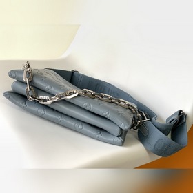 LV Модель M58699 Светло-синяя сумка Coussin Small с цепочкой чере