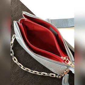 LV Модель M58699 Светло-синяя сумка Coussin Small с цепочкой чере
