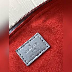 LV Модель M58699 Светло-синяя сумка Coussin Small с цепочкой чере