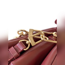 LV Модель M59275 Коричневая сумка Coussin Small с цепочкой Блесну