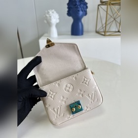 LV Сумка с цепочкой модели M81390 белого цвета Эта сумка-почталь