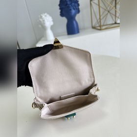 LV Сумка с цепочкой модели M81390 белого цвета Эта сумка-почталь