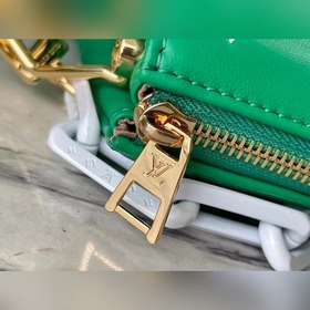 LV Coussin маленькая сумка, модель M20760, зеленая Эта сумка Cou