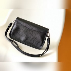 LV Buci Сумка через плечо Модель M59386 Черный Эта сумка Buci из