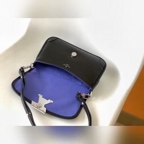 LV Buci Сумка через плечо Модель M59386 Черный Эта сумка Buci из