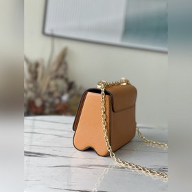 LV, модель M59686, карамельно-коричневая сумка с цепочкой Twist. 