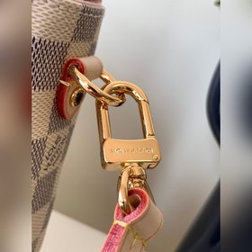 LV Модель N41581 Белая сумка через плечо Кожа является подлинной 
