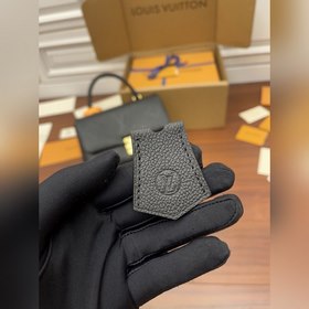 LV Сумка через плечо Модель M45076
