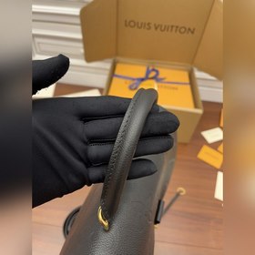 LV Сумка через плечо Модель M45076