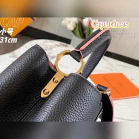 LV Capucines сумка, модель M42259, черный с золотой застежкой Пер