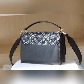 Средняя сумка LV Twist, артикул 50358 Средняя сумка Twist изгото