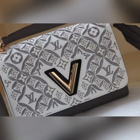 Средняя сумка LV Twist, артикул 50358 Средняя сумка Twist изгото
