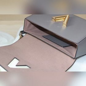Средняя сумка LV Twist, артикул 50358 Средняя сумка Twist изгото