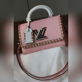 Средняя сумка LV Twist через плечо Средняя сумка Twist с уникальн