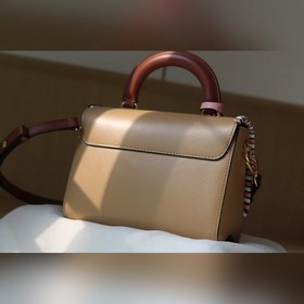 Средняя сумка LV Twist через плечо Средняя сумка Twist с уникальн