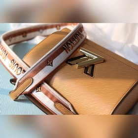 Средняя сумка LV Twist через плечо Средняя сумка Twist с уникальн