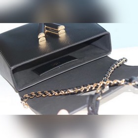 Средняя сумка LV Twist через плечо Средняя сумка Twist с изящными