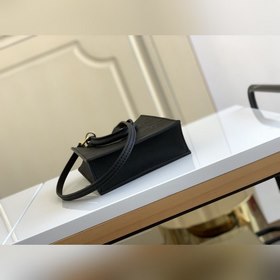 Сумка LV Petit Sac Plat Сумка Petit Sac Plat — это мини-версия кл