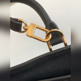 Сумка LV Petit Sac Plat Сумка Petit Sac Plat — это мини-версия кл