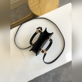 Сумка LV Petit Sac Plat Сумка Petit Sac Plat — это мини-версия кл