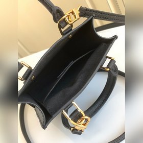 Сумка LV Petit Sac Plat Сумка Petit Sac Plat — это мини-версия кл