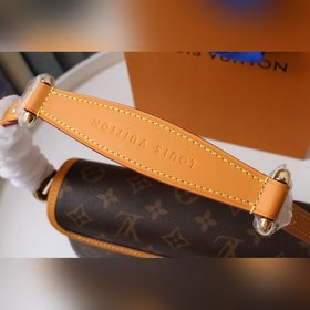LV Подержанная сумка через плечо с маленькими золотыми пуговицам