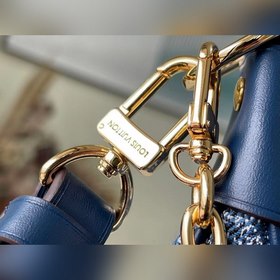 LV Loop полукруглая сумка-багет под мышку, модель M81166 Nicolas