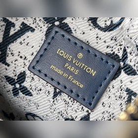 LV Loop полукруглая сумка-багет под мышку, модель M81166 Nicolas
