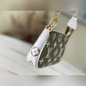 LV  Мини-сумочка Pochette Accessoires с цепочкой, модель M81284