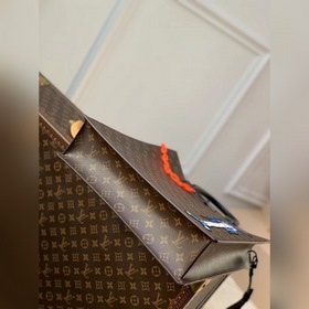 LV Sac Plat Почтовая сумка Модель M45667  Сумка Sac Plat имеет т