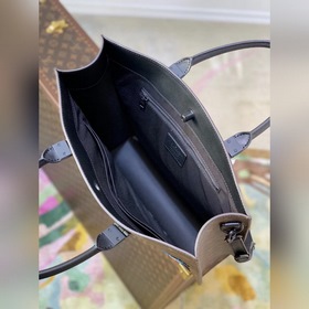 LV Sac Plat Почтовая сумка Модель M45667  Сумка Sac Plat имеет т