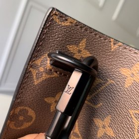 Сумка LV Sac Plat, модель M44475 Арт-директор мужской линии Вирд
