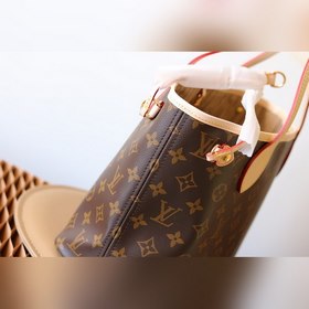 LV NEVERFULL Маленькая сумка-тоут Neverfull Small — это элегантна