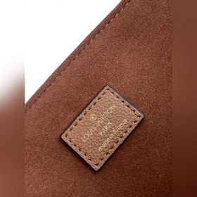 LV Модель M58927 Коричневая сумка LOCKME Сумка Lockme из мелкозе