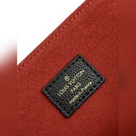 LV Модель M58927 Черная сумка LOCKME Сумка Lockme из мелкозернис