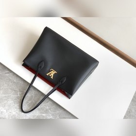 LV Модель M58927 Черная сумка LOCKME Сумка Lockme из мелкозернис