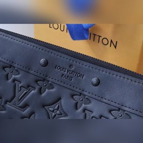 LV Pochette To-Go сумка-клатч, модель M81570, черная с тиснением 