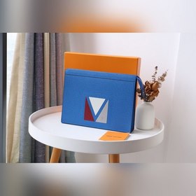 LV Модель M59147 Pochette Voyage В этой сумке-клатче, выполненно