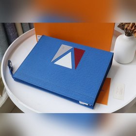 LV Модель M59147 Pochette Voyage В этой сумке-клатче, выполненно