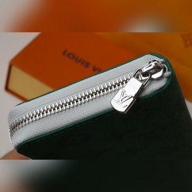 LV кошелек на молнии, модель M80801 Этот кошелек на молнии являе