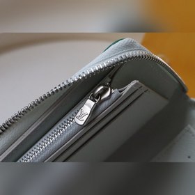 LV кошелек на молнии, модель M80801 Этот кошелек на молнии являе