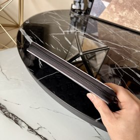 LV Модель M81384 Новая мужская сумка на молнии Эта модель Zippy 