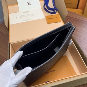 LV Pochette Voyage сумочка, модель M30840, серый Эта сумка Poche