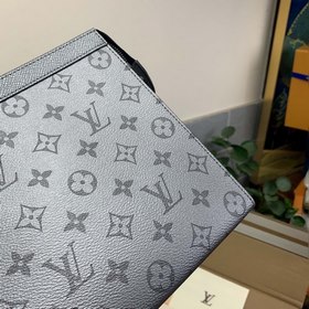 LV Pochette Voyage сумочка, модель M30840, серый Эта сумка Poche